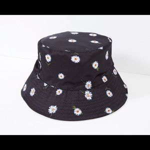 Alice + Olivia Daisy Print Bucket Hat